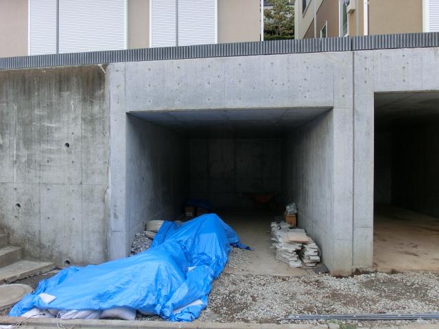 Parking lot. 1 Building