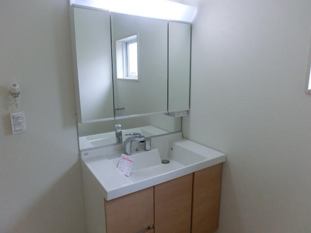 Wash basin, toilet. Building 2