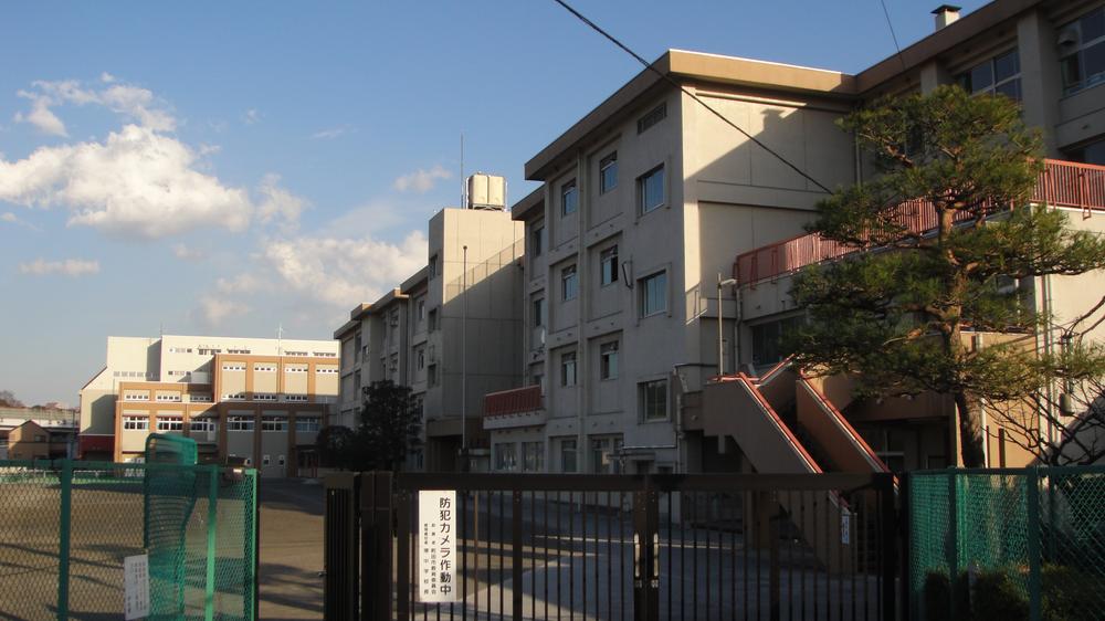 Junior high school. 1050m to Sakai junior high school