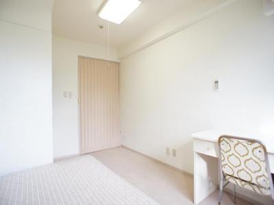 Living and room. Recommended for students and working people! (women only)