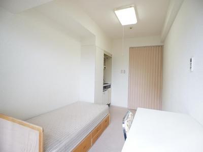 Living and room. Living more than 10 Pledge! Guests can enjoy a family hearthstone! !