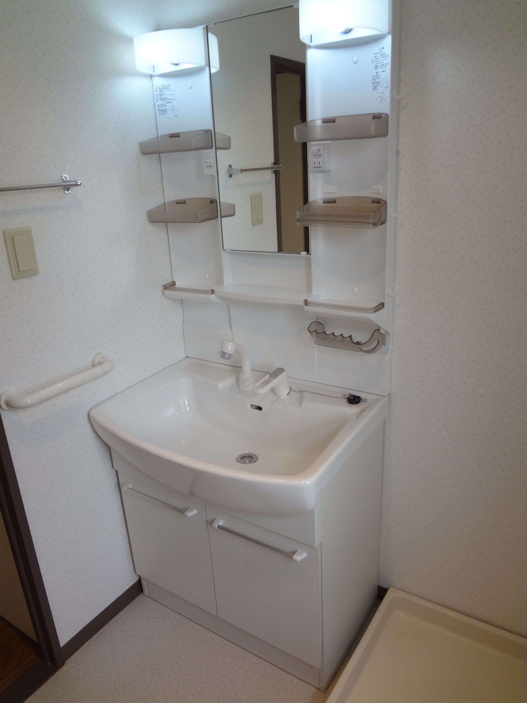 Washroom. Washbasin with shower ☆