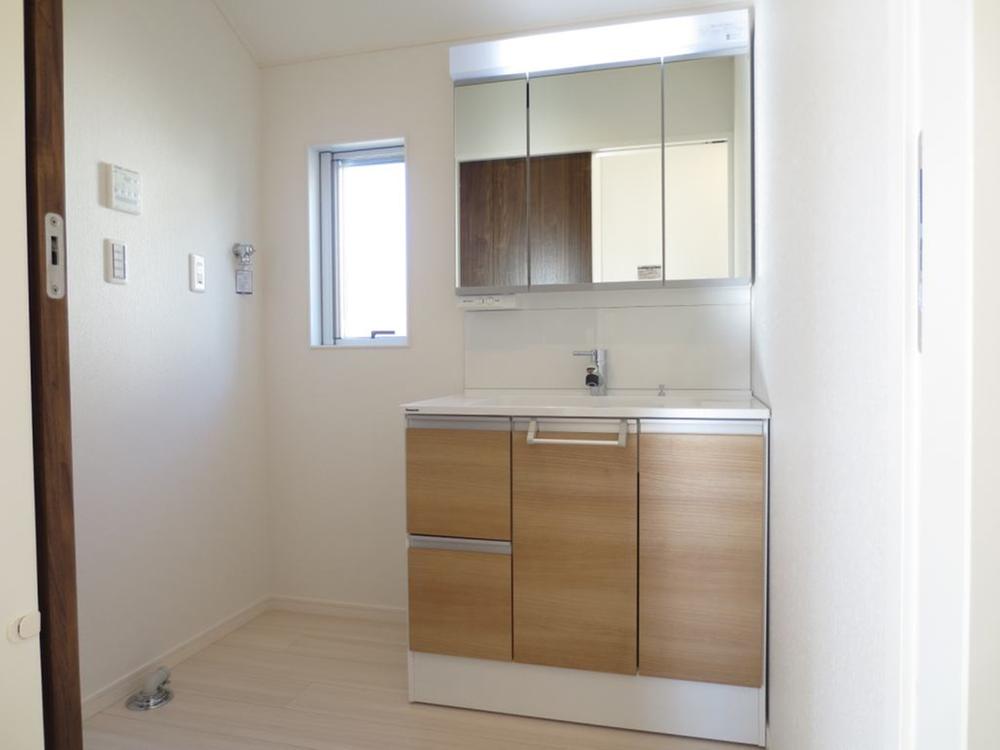 Wash basin, toilet. Washroom