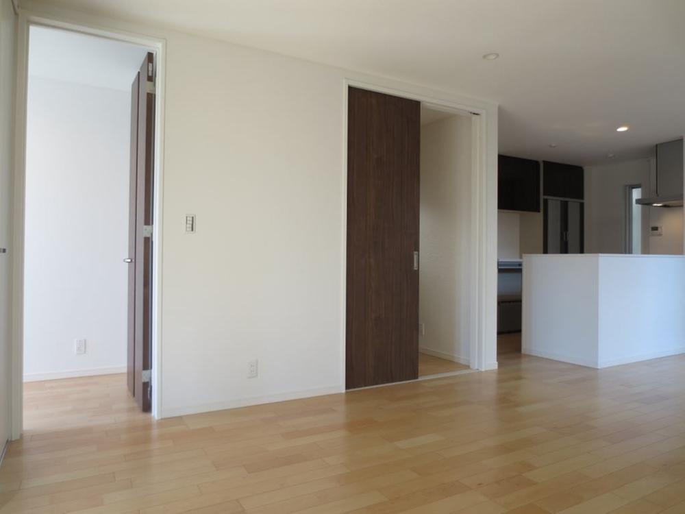 Living. The left door It is access to the front door. The right door Is the access to the stairs. When you go it becomes sure Mato passing through the living room.