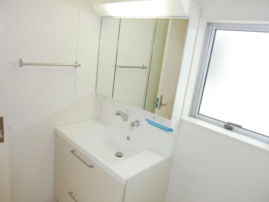 Wash basin, toilet. 1 Building