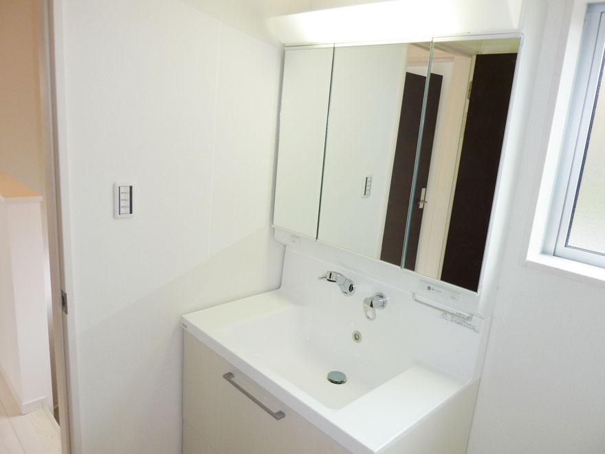 Wash basin, toilet. Building 2