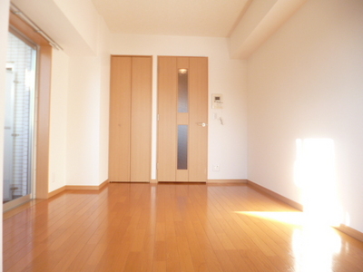 Living and room.  ☆ It is a bright room with two-sided lighting ☆ 