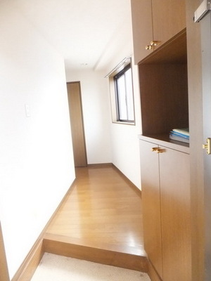 Entrance. ☆ Work you do not see the room from the front door ☆