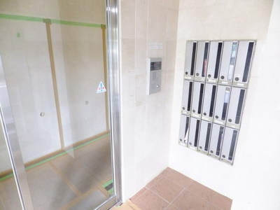 Entrance. ☆ Crime prevention surface is also safe in the auto-lock with Mansion ☆