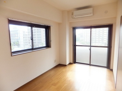 Living and room. ☆ Bright living room with two-sided lighting ☆