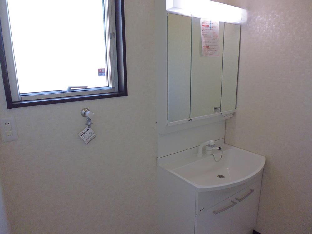 Wash basin, toilet. No.1