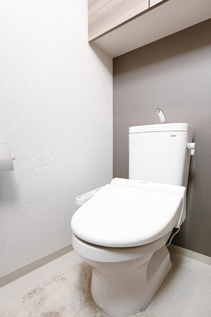 Bathing-wash room.  [Washlet toilet] Water-saving ・ It was also equipped with a conscious warm water washing function toilet to save power.