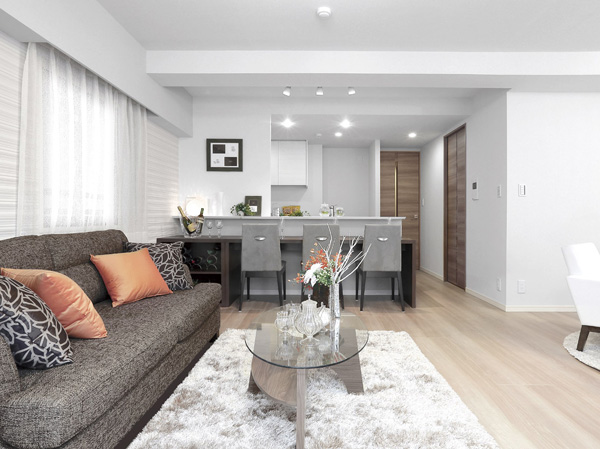 Living.  [living ・ dining] Living the time of the family is going to be spelled in succession. Open feeling and have a wide and lighting draws, Important space where comfort is required more than anything. When the relaxation of family on the stage to "Plessis-cho Tanaka town" will start. (Select Plan all photos that took a partition of the model room A type (LDK / Application deadline Yes ・ Free of charge / Those that were taken part including paid option) in October 2013, furniture ・ Furniture etc. are not included in the sale price)