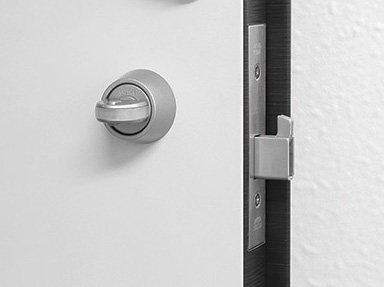 Security.  [Sickle dead lock / Crime prevention thumb turn] As entrance security, Adopted a sickle dead lock, To protect the door from a variety of external force against the door head. Also, Unlocking by turning the thumb-turn has adopted a difficult security thumb. (Same specifications)