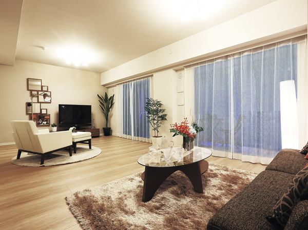 Room and equipment. Living the time of the family is going to be spelled in succession. Open feeling and have a wide and lighting draws, Important space where comfort is required more than anything. When the relaxation of family on the stage to "Plessis-cho Tanaka town" will start. (Select Plan took a partition of the model room A type (LDK / Application deadline Yes ・ Free of charge / Those that were taken part including paid option) in October 2013, furniture ・ Furniture etc. are not included in the sale price)