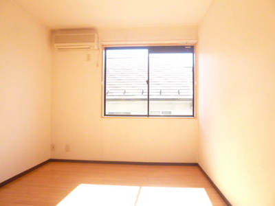 Living and room. Facing south! It will be day preeminent rooms. 