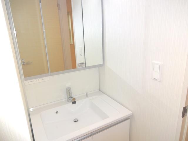 Wash basin, toilet. Building 2 bathroom