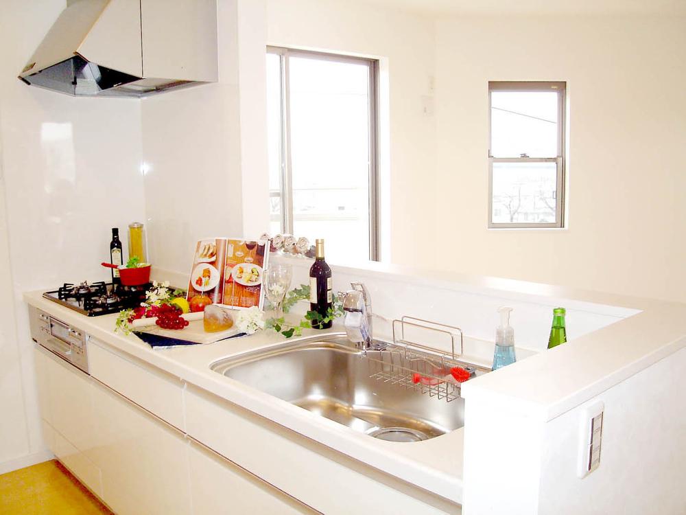 Kitchen. It is a construction case photo of face-to-face kitchen. So it was to open by eliminating the wall of the sink front, View overlooks the widely living.