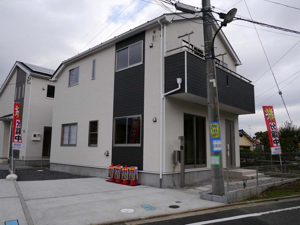 Local appearance photo. Many are there living friendly environment for commercial facilities within walking distance in a quiet residential area. Solar power generation systems equipped with housing. 