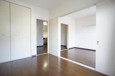 Living and room. All Western-style, easy-to-use rooms