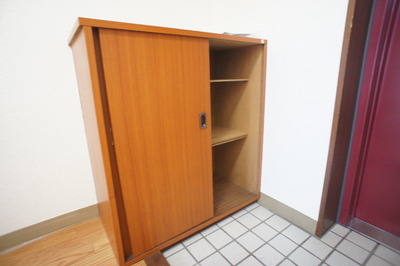 Receipt. With large cupboard! You can hold the shoes a lot.