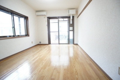 Living and room. Popular corner room! Also as well the wind in the second face lighting! !