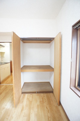 Living and room. Spread of the storage rooms is glad the room.