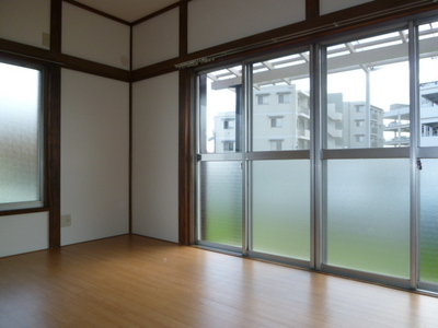 Living and room. The room is also bright with two faces lighting