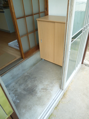 Entrance. There shoes BOX in the front door