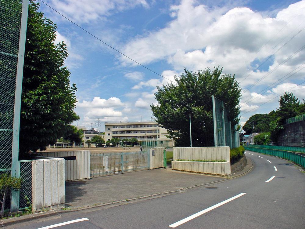 Junior high school. Minaminaruse 1570m until junior high school