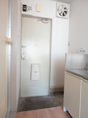 Entrance. Because it is with the front door post can be prevented also important shipment loss