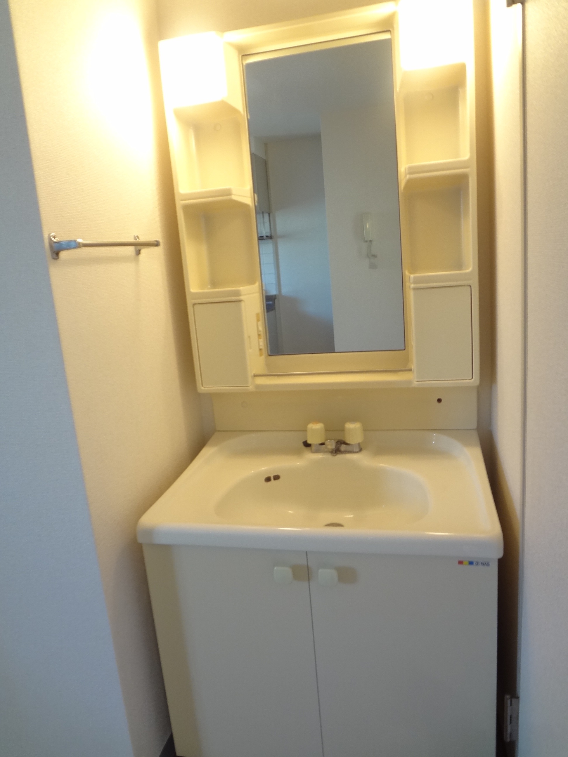 Washroom. Independent wash basin