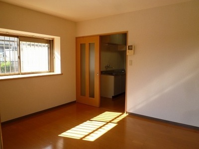 Living and room. It is bright rooms of the two sides Shako