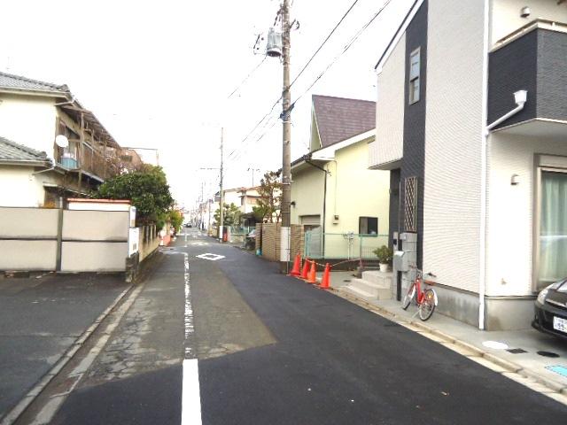 Local photos, including front road. Frontal road