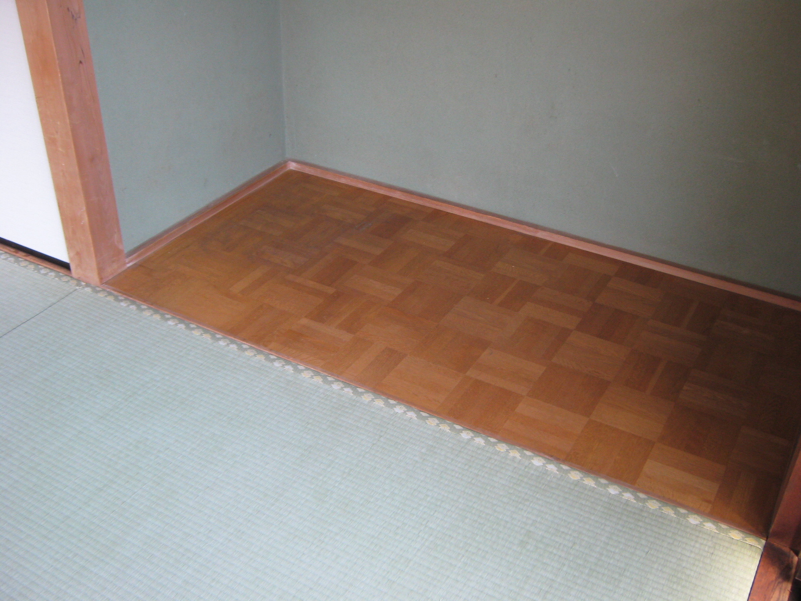 Living and room. Plates