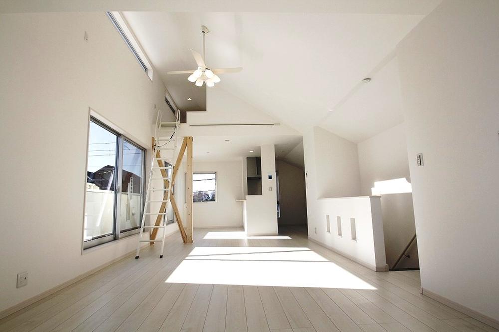 Living. Indoor (12 May 2013) Shooting 25 Pledge A bright and airy with a gradient ceiling LDK