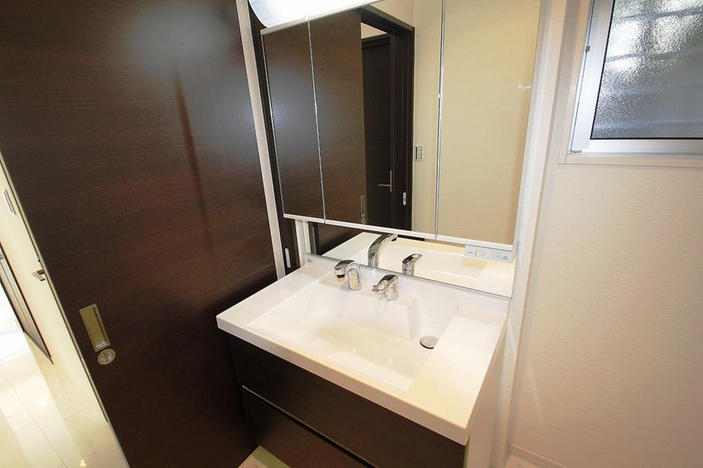 Wash basin, toilet. Indoor (12 May 2013) Shooting Wide 900 Shower Booth Housed with three-sided mirror Slide storage