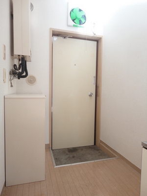 Entrance. Also equipped with cupboard!