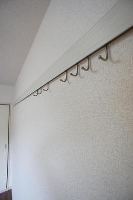 Other Equipment. In picture rails, Accents decorate the picture on the wall of the room ・  ・  ・ 