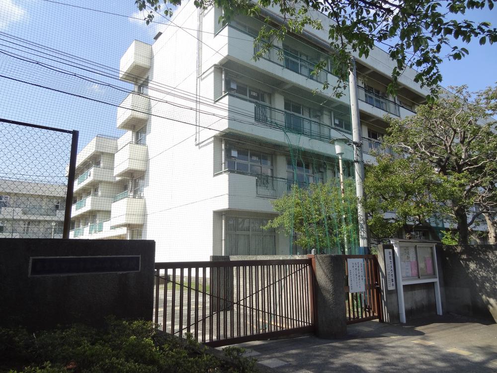 Primary school. Close to you're 480m educational facilities to Yamazaki Elementary School, I'm happy environment for children. After school or explore the nearby park and forest, A lot of fun and or a moth.