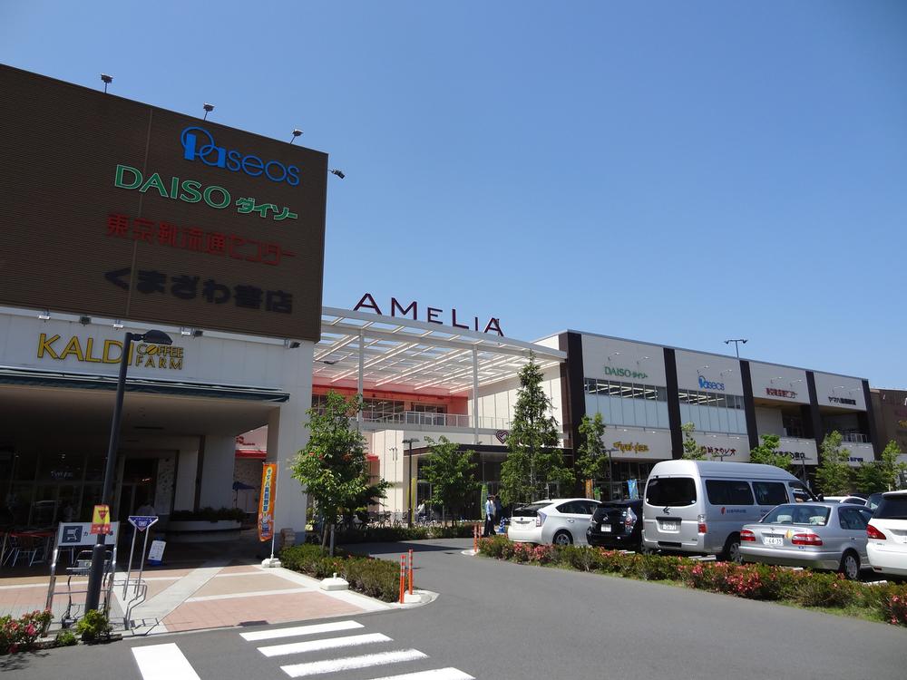 Shopping centre. Large complex shopping center that specializes in 1300m super Sanwa and 27 store up to Amelia Machida Negishi shopping centers gather