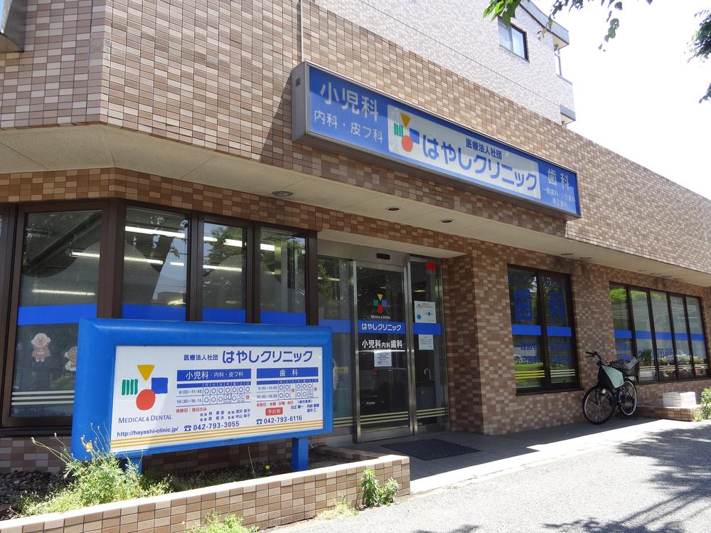 Hospital. Hayashi clinic (pediatrics ・ Equipped with also performs one o'clock daycare for children of 400m disease "sick nursery room" to dentistry). Also safe during an emergency.