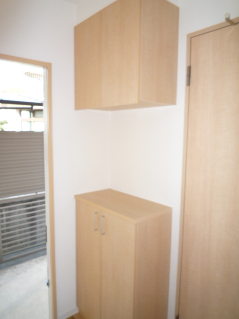 Entrance. Two upper and lower stages there is a shoebox.