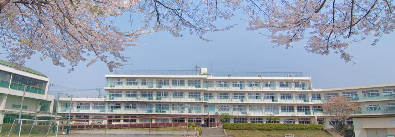 Junior high school. 720m until Tadao Machida junior high school