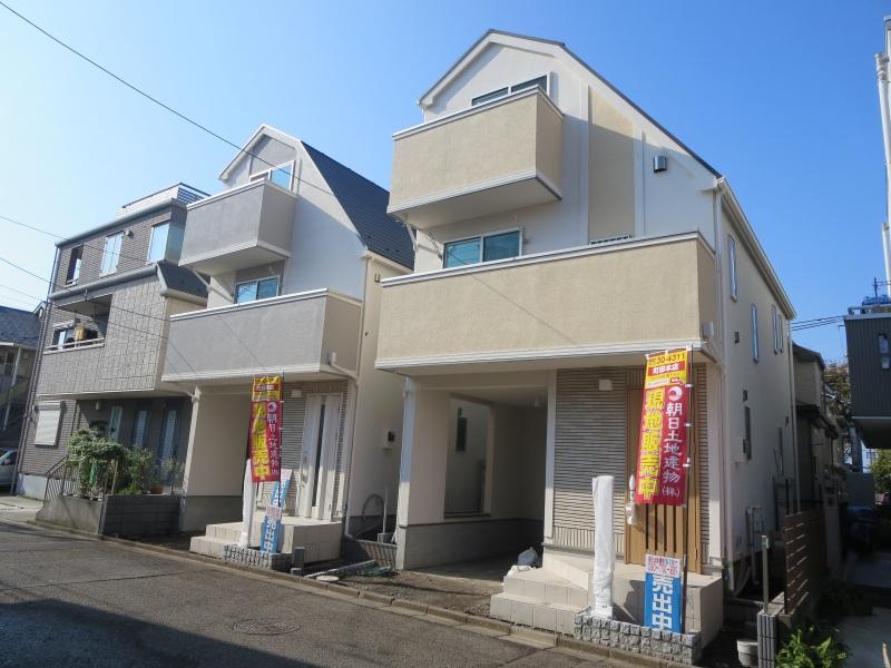 Local photos, including front road. Local is, It is very convenient and very close from the popular Granbury Mall.