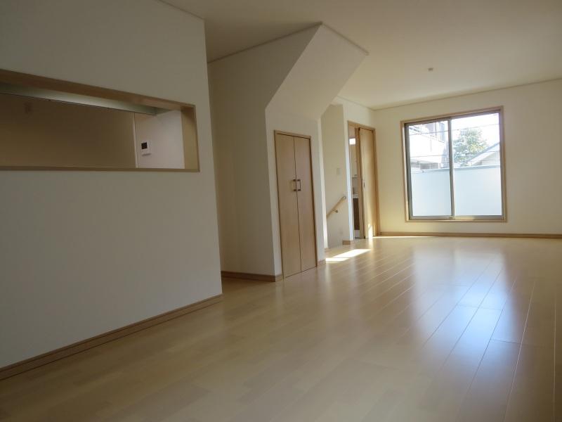 Living. 1 because the floor is all of LDK, It is spacious.