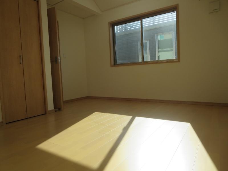 Non-living room. Bright Western-style.