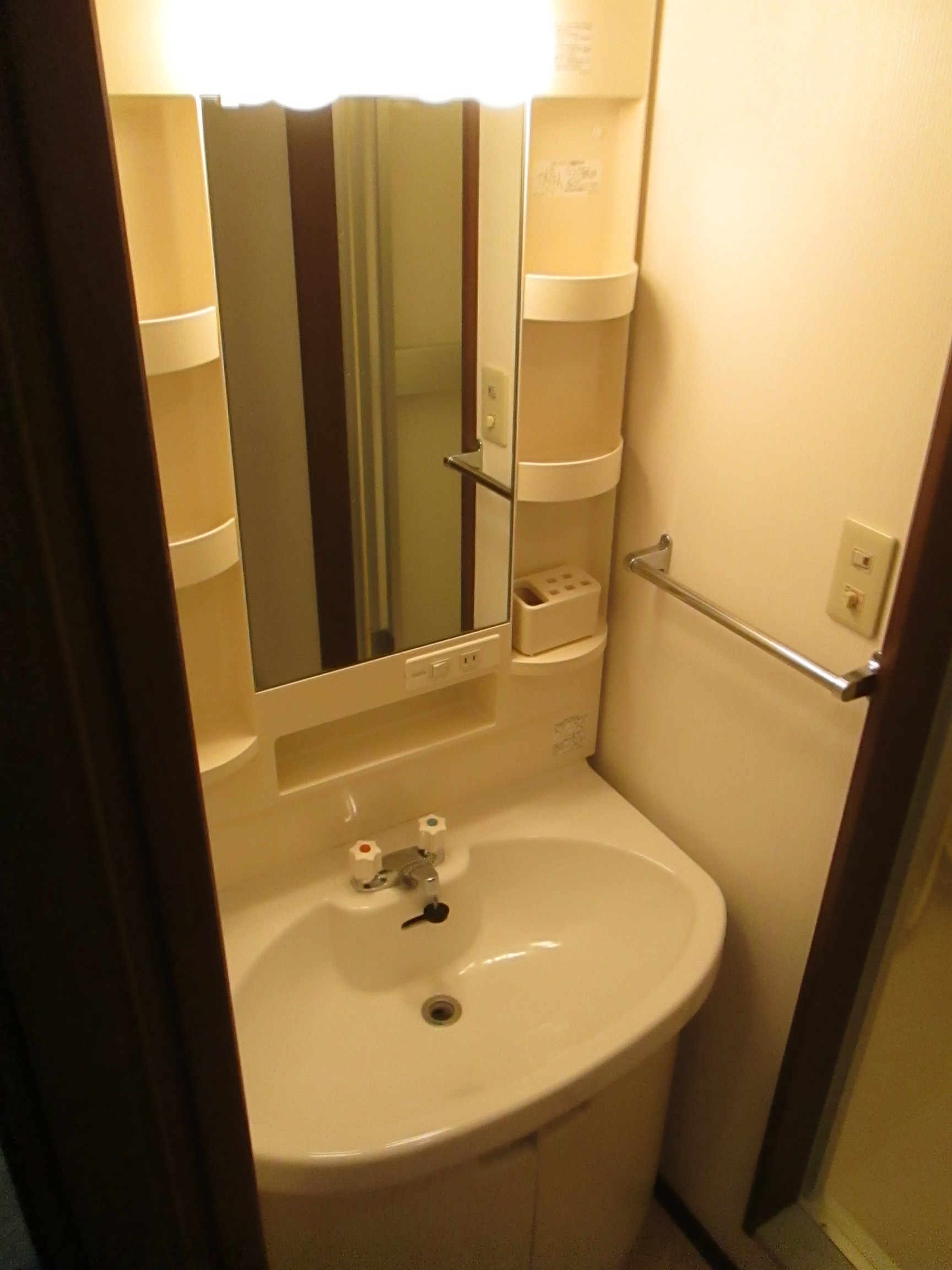 Washroom. Independent wash basin