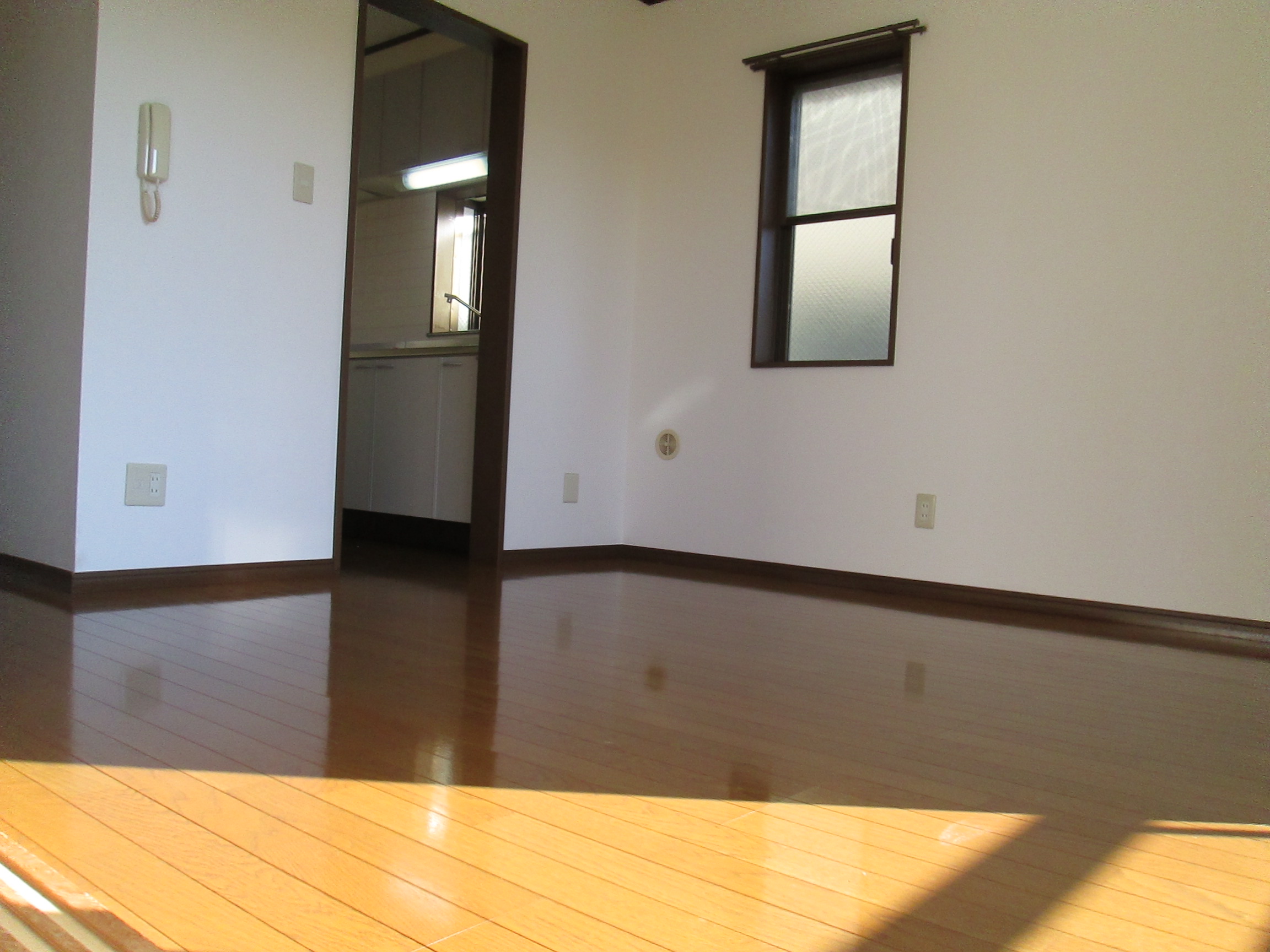 Living and room. Hito also good ventilation ◎