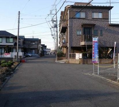 Local photos, including front road. Front road parking is peace of mind even if you're not good